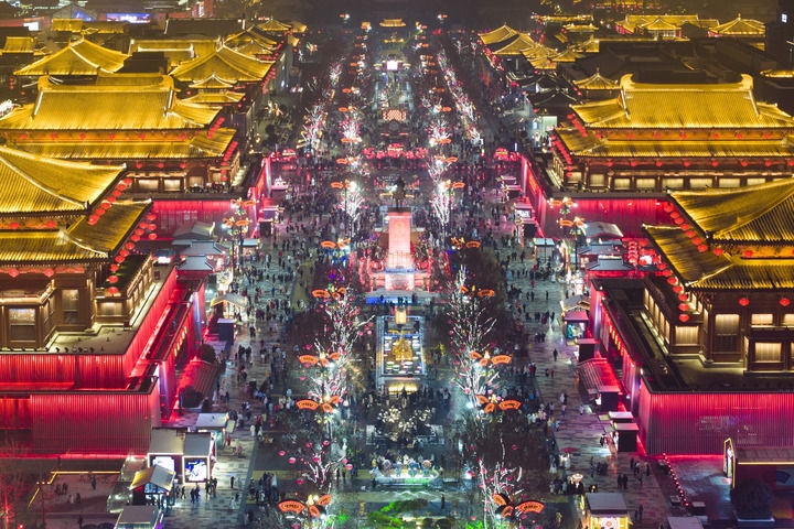 這是2024年2月2日拍攝的西安大唐不夜城景色（無人機照片）。新華社記者 邵瑞 攝
