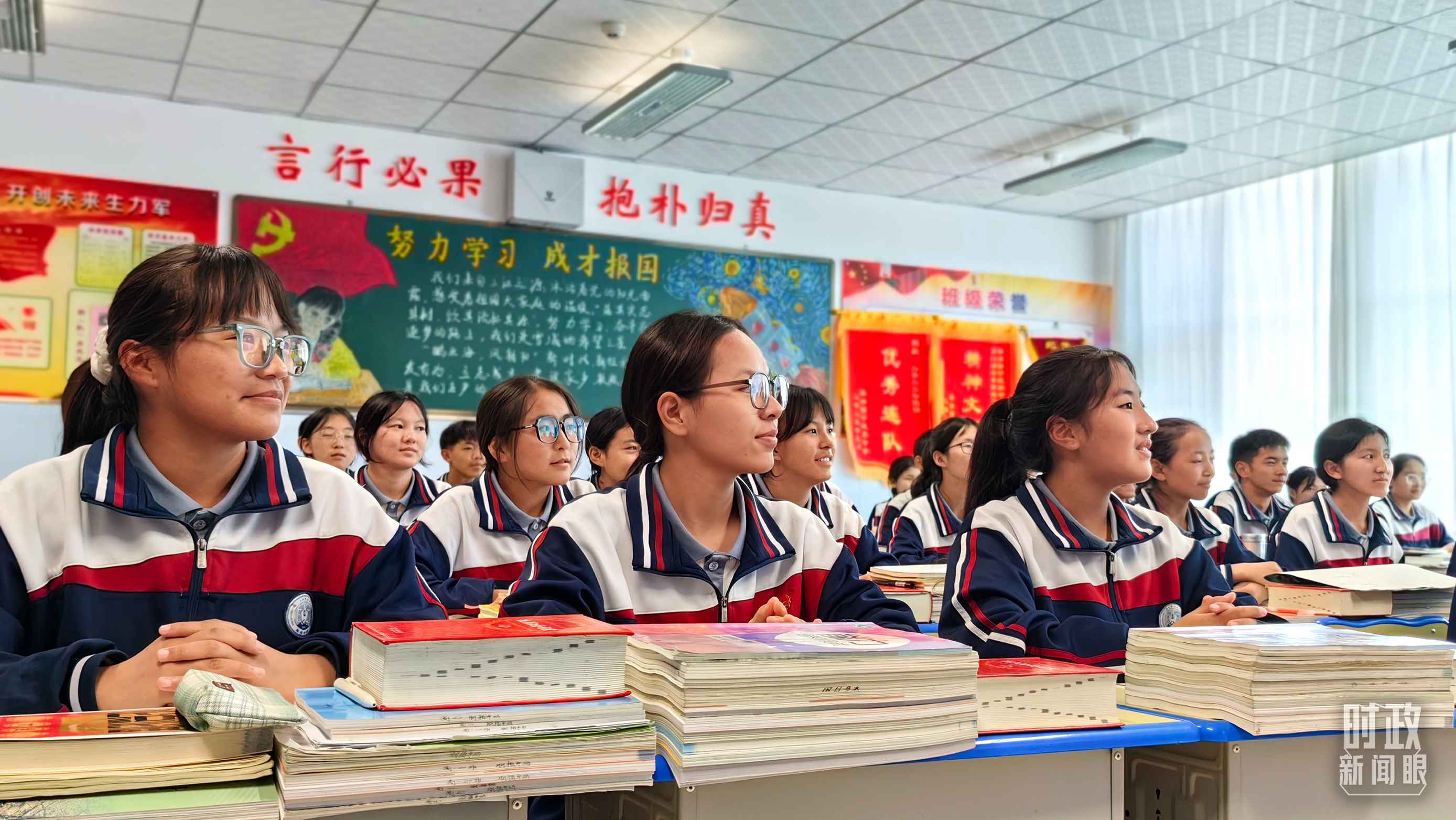 △果洛西寧民族中學(xué)高一（1）班的“新時(shí)代、新家鄉(xiāng)”主題思政課。（總臺(tái)央視記者段德文拍攝）