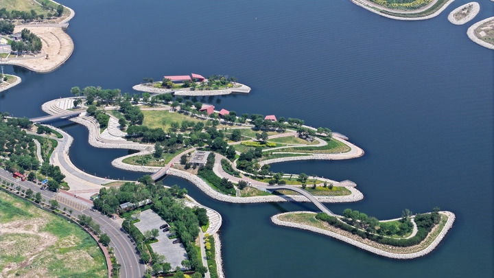 這是2024年6月28日拍攝的天津市濱海新區(qū)南灣公園一景（無人機照片）。新華社記者 李然 攝