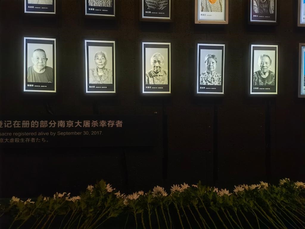7月18日，侵華日軍南京大屠殺遇難同胞紀(jì)念館內(nèi)舉行“熄燈”悼念儀式，為今年離世的5位幸存者老人送行。新華社記者邱冰清 攝