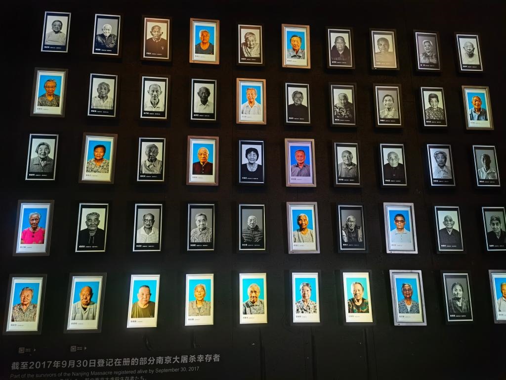 侵華日軍南京大屠殺遇難同胞紀(jì)念館內(nèi)的幸存者照片墻局部。新華社記者邱冰清 攝