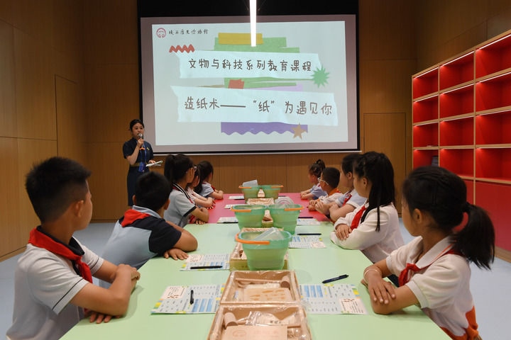 2024年5月18日，小學(xué)生在陜西歷史博物館秦漢館參加“文物與科技”系列教育課程。新華社記者 李一博 攝