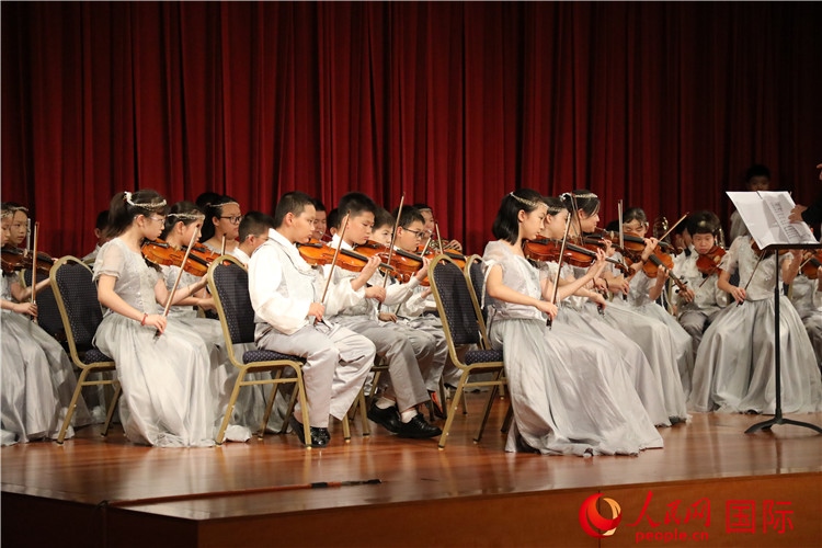 北京市學(xué)生金帆藝術(shù)團(tuán)的學(xué)生們演奏音樂。人民網(wǎng)記者 李志偉攝