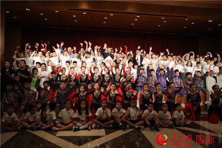 中美青少年藝術(shù)交流匯演活動結(jié)束后，嘉賓們與學(xué)生們合影。人民網(wǎng)記者 李志偉攝