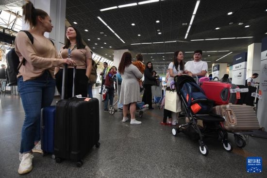 7月19日，受影響航班的旅客在巴西首都巴西利亞機(jī)場等待。新華社發(fā)（盧西奧·塔沃拉 攝）