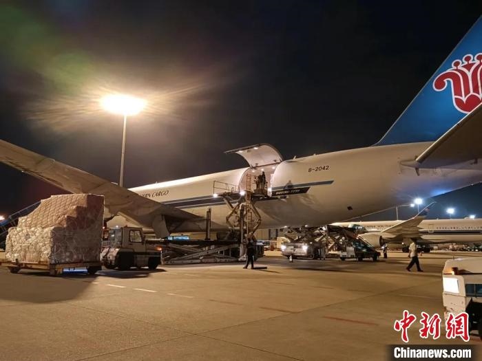 南航物流客機正裝運前往巴黎的跨境電商貨物。南方航空 供圖