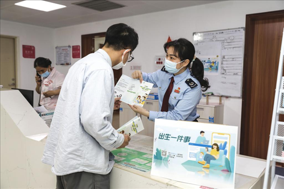 志愿者為葉先生介紹新生兒相關(guān)服務(wù)。云浮市稅務(wù)局供圖
