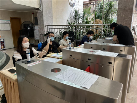 廣州市越秀區(qū)教育局現(xiàn)場審核返區(qū)生辦理材料，采用“提前網(wǎng)上預(yù)約、現(xiàn)場分批辦理”的方式進(jìn)行。廣州市越秀區(qū)教育局供圖