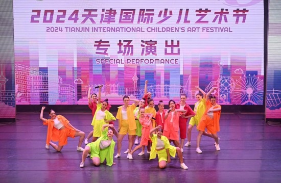 7月22日，來自俄羅斯的舞蹈團(tuán)演員在藝術(shù)節(jié)上展演。新華社記者 趙子碩 攝