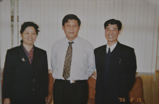 1996年2月，時任福建省委副書記、福州市委書記的習(xí)近平與從空軍引進(jìn)的廈航飛行員劉子義(右一)、劉子義的妻子趙亞林（左一）在福州的合影。（廈門航空有限公司供圖）