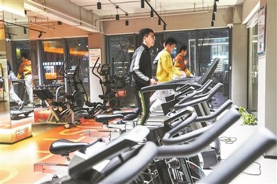 年輕人在江蘇省一人才社區(qū)的健身房運(yùn)動。 新華社記者 楊磊攝