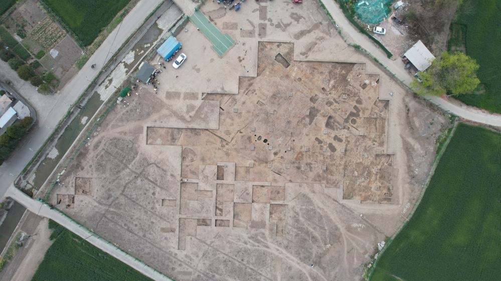 這是2024年3月23日拍攝的四川省廣漢市三星堆遺址發(fā)掘區(qū)（無人機(jī)照片）。新華社發(fā)（四川省文物考古研究院供圖）
