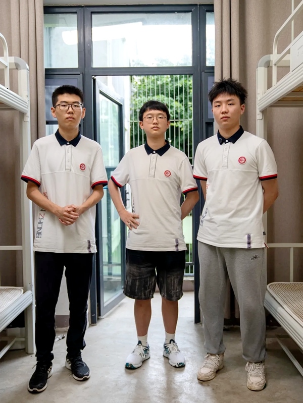三名同學(xué)在宿舍合影。清華大學(xué)供圖