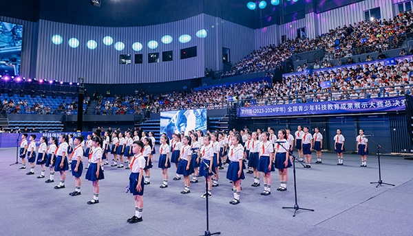開幕式現(xiàn)場，學(xué)生們朗誦“科技強(qiáng)國 未來有我” 。主辦方供圖