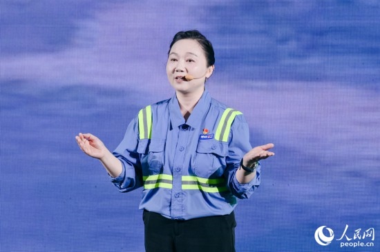 黃英紅講述在互聯網“種地”的故事。人民網攝