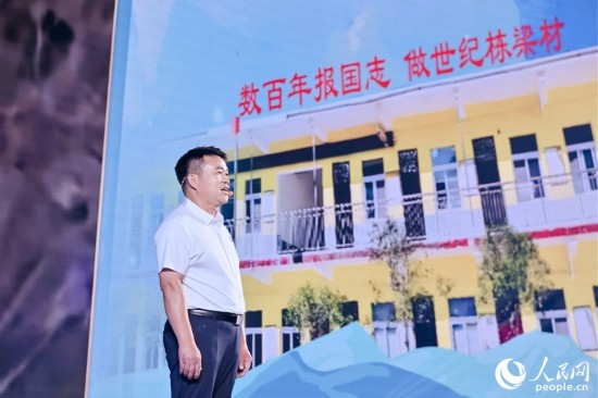 張玉滾分享用一根扁擔送孩子們走出大山的故事。人民網攝