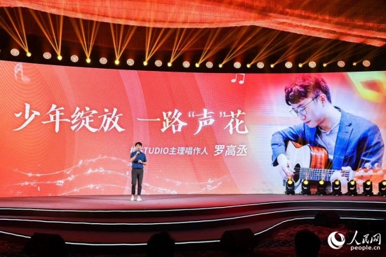 羅高丞在臺上分享自己的創(chuàng)作心路。人民網攝