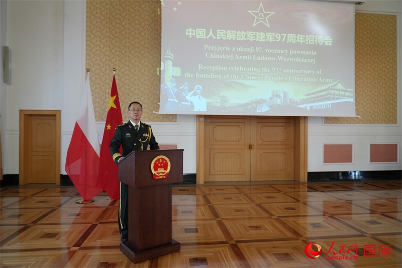 波蘭使館國防武官張寅生大校在招待會上致辭。人民網(wǎng)記者 李增偉攝 