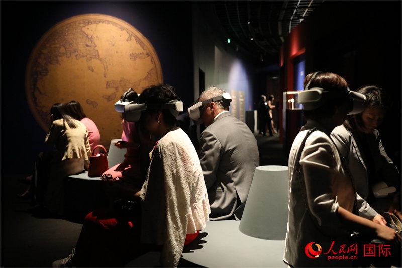嘉賓在展覽“傳奇之旅：馬可·波羅與絲綢之路上的世界”VR體驗區(qū)參觀。人民網(wǎng) 殷韜攝
