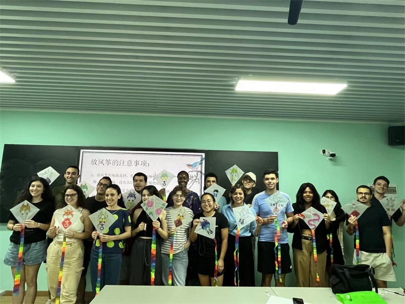 在中國(guó)和巴西共迎兩國(guó)建交50周年之際，巴西圣保羅州立大學(xué)孔子學(xué)院今年7月成功組織多批、近40名巴西青少年來華進(jìn)行短期訪問交流，圖為訪問團(tuán)成員參加文化體驗(yàn)活動(dòng)。 巴西圣保羅州立大學(xué)孔子學(xué)院供圖