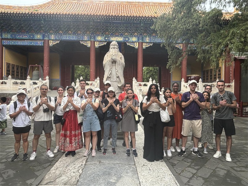 在中國(guó)和巴西共迎兩國(guó)建交50周年之際，巴西圣保羅州立大學(xué)孔子學(xué)院今年7月成功組織多批、近40名巴西青少年來華進(jìn)行短期訪問交流，圖為訪問團(tuán)成員參加文化體驗(yàn)活動(dòng)。 巴西圣保羅州立大學(xué)孔子學(xué)院供圖