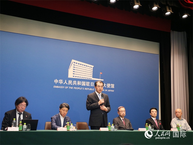 中國(guó)駐日本大使吳江浩（左三）致辭。人民網(wǎng) 許可攝