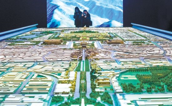 首都博物館“輝煌中軸”展廳內(nèi)，十六米長的中軸線沙盤，配以立體投影技術(shù)，展現(xiàn)北京中軸線之壯美。 本報(bào)記者 武亦彬攝