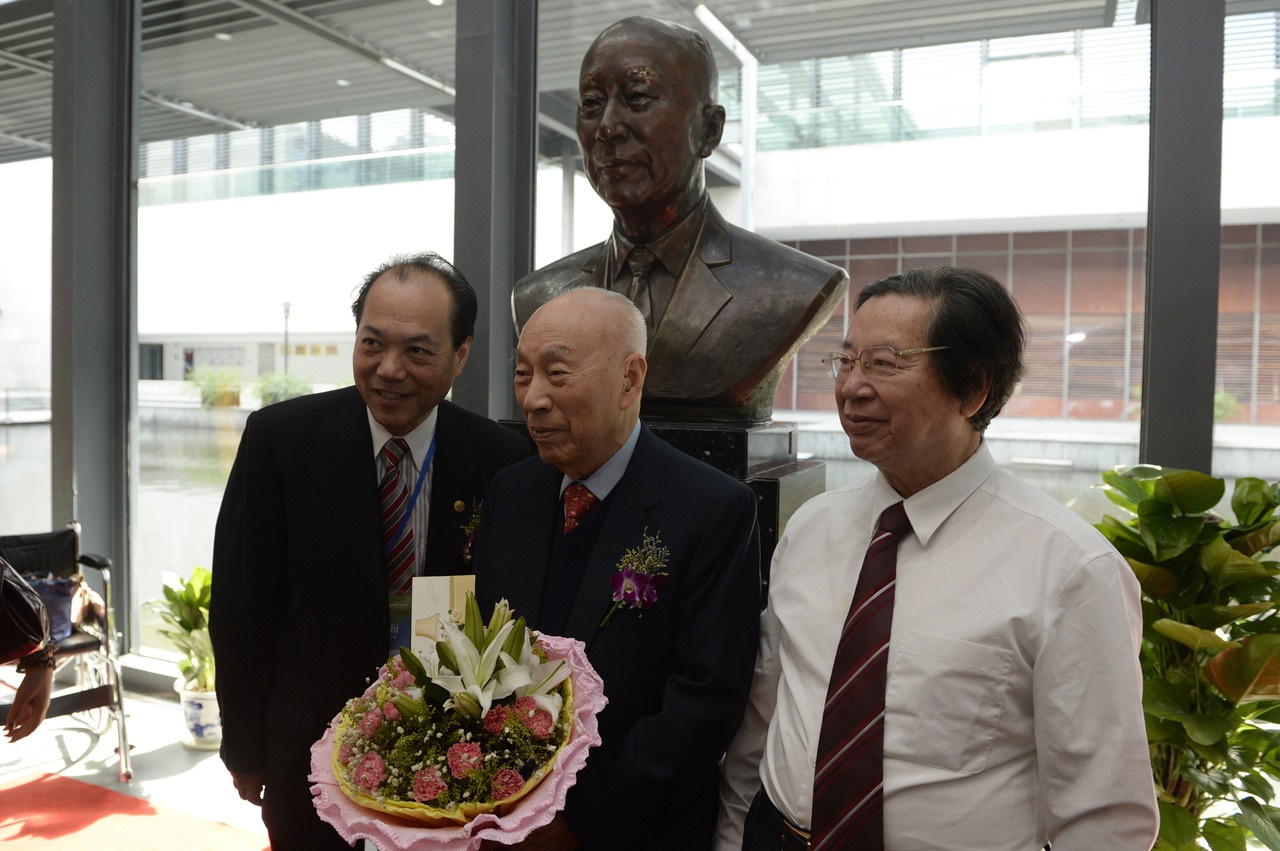 2014年7月31日，“寧波幫”代表人士李達(dá)三（中）在自己的塑像前留影。圖片來源：新華社