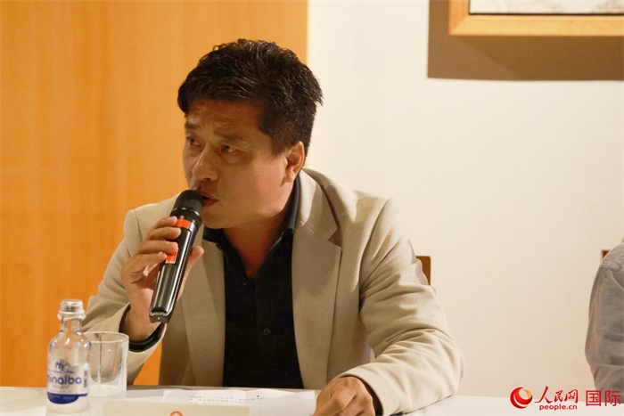 巴西中國(guó)浙江商會(huì)會(huì)長(zhǎng)鄭俠茂在座談會(huì)上致辭。人民網(wǎng)記者 陳海琪攝