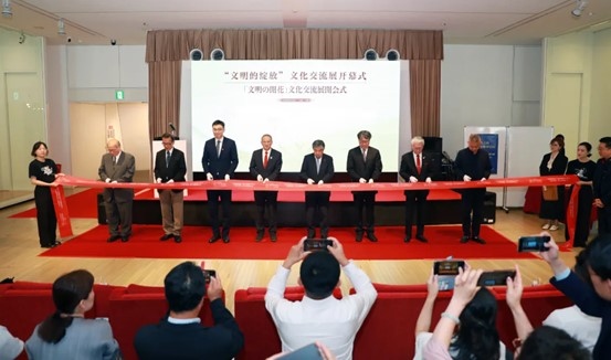 中外嘉賓共同為“文明的綻放”文化交流展開幕式剪彩。中國(guó)外文局國(guó)際傳播發(fā)展中心供圖
