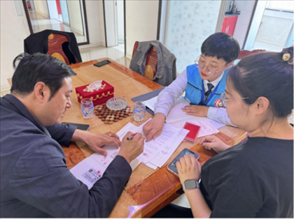 棋蒙政務(wù)企業(yè)服務(wù)中心幫辦代辦員為高老先生上門辦理業(yè)務(wù)。鄂托克旗政務(wù)服務(wù)與數(shù)據(jù)管理局供圖