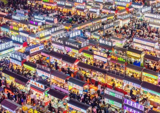 2024年4月21日，人們在河北省正定縣小商品夜市品嘗美食（無人機(jī)照片）。新華社發(fā)（武志偉 攝）