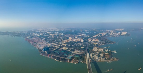 海南自貿(mào)港重點園區(qū)——洋浦經(jīng)濟(jì)開發(fā)區(qū)（2023年12月31日攝，無人機(jī)全景照片）。新華社記者 蒲曉旭 攝