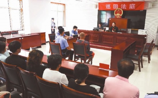 圖①：庭審現(xiàn)場(chǎng)。