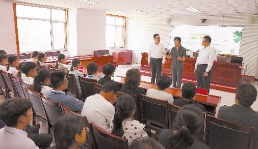 圖③：干警以表演節(jié)目的形式宣傳保護(hù)生態(tài)環(huán)境的法律法規(guī)。