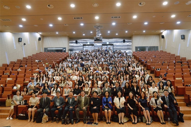 8月5日，第十一屆在韓國際中文教育志愿者崗中培訓舉行開班儀式。圖為活動現(xiàn)場合影。 教育部中外語言交流合作中心供圖