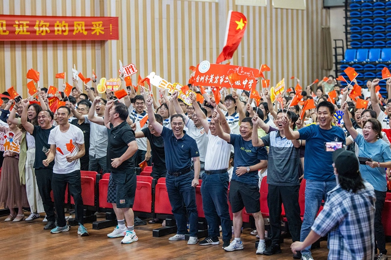 北京時(shí)間7月27日，2024年巴黎奧運(yùn)會(huì)首個(gè)比賽日，在射擊10米氣步槍混合團(tuán)體比賽中，中國(guó)選手黃雨婷/盛李豪獲得金牌。圖為黃雨婷的母校師生們通過(guò)收看奧運(yùn)直播的方式為她加油助威。
