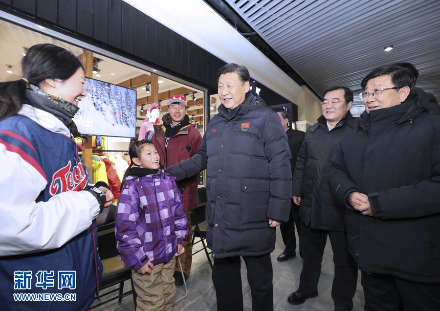 2017年1月23日，習(xí)近平總書記在河北省張家口市考察北京冬奧會(huì)籌辦工作。這是習(xí)近平在云頂滑雪場(chǎng)雪具大廳同游客和滑雪愛(ài)好者親切交談。新華社記者 蘭紅光 攝