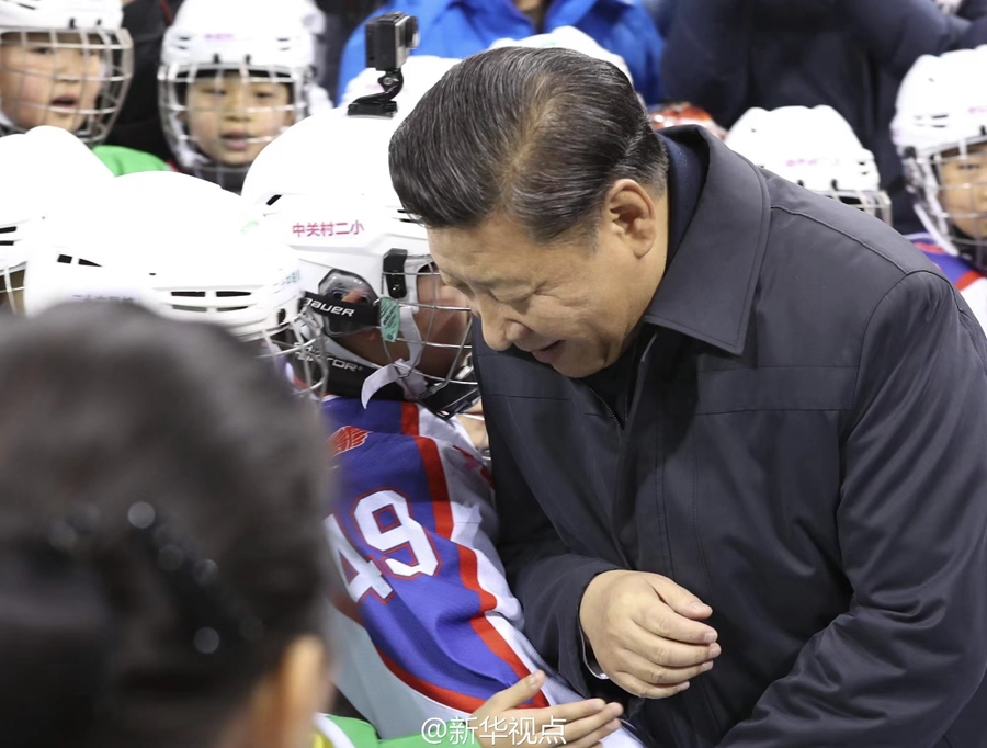 2017年2月24日，習(xí)近平總書記在北京五棵松體育中心考察時(shí)同青少年冰球愛(ài)好者“撞肩”，表示相互問(wèn)候。新華社記者 丁林 攝