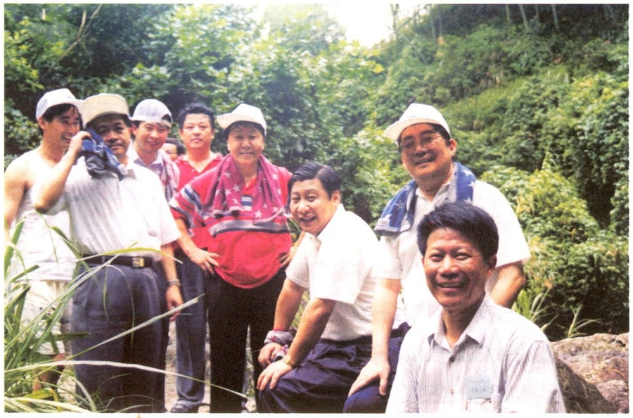 1999年6月，習(xí)近平在福州森林公園參加紀(jì)念毛主席“發(fā)展體育運(yùn)動(dòng)，增強(qiáng)人民體質(zhì)”題詞47周年登山健身活動(dòng)。（資料照片，來(lái)源：《習(xí)近平在福建》（下））