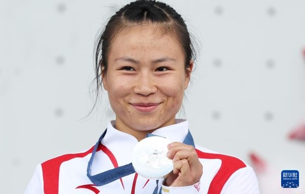 北京時(shí)間8月7日，在巴黎奧運(yùn)會(huì)攀巖女子速度賽比賽中，中國選手鄧麗娟獲得銀牌。圖為亞軍中國選手鄧麗娟在頒獎(jiǎng)儀式上。新華社記者 高靜 攝