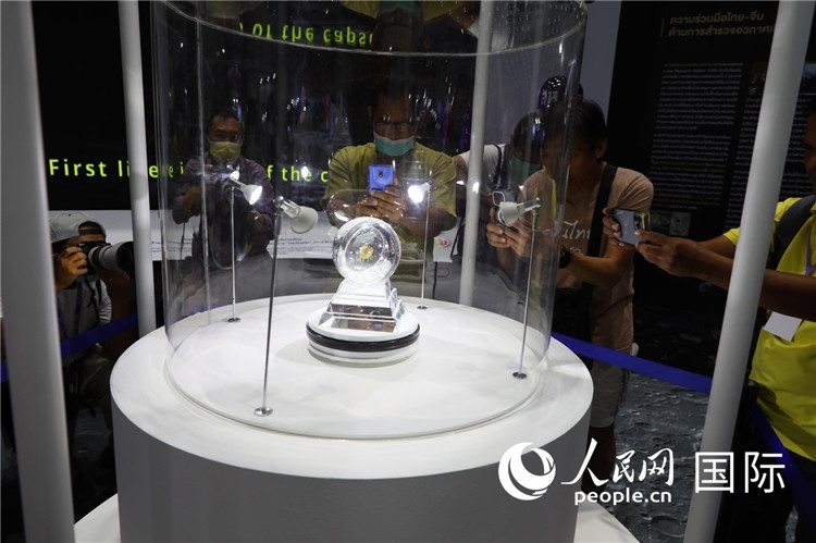 “嫦娥五號”探測器從月球帶回的月球樣品在泰國展出。人民網記者簡承淵攝