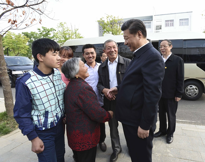 2016年4月25日，習(xí)近平在安徽省滁州市鳳陽縣小崗村看望當年大包干帶頭人嚴金昌（右三）一家。