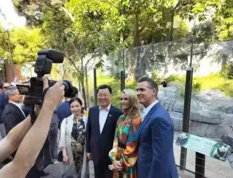 謝鋒大使及夫人與加州州長紐森夫婦在圣迭戈動物園大熊貓館前合影。圖片為中國駐美大使館提供