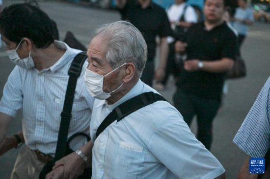 8月12日晚，侵華日軍第七三一部隊（簡稱“731部隊”）“少年隊”原隊員清水英男，乘機抵達(dá)哈爾濱。新華社記者 王松 攝