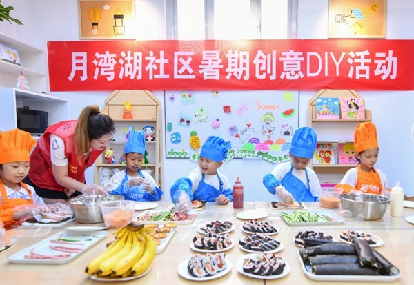 漯河市月灣湖社區(qū)青少年活動(dòng)室里，志愿者教孩子們做手工。 齊國(guó)霞攝