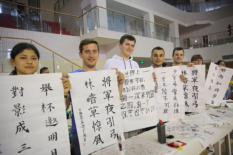 2017年6月5日，來(lái)自青島大學(xué)和中國(guó)石油大學(xué)（華東）的外國(guó)留學(xué)生在展示現(xiàn)場(chǎng)完成的書法作品。