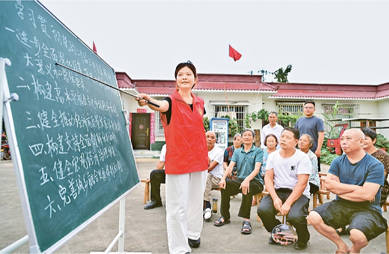 學(xué)習(xí)好貫徹好黨的二十屆三中全會精神，是當(dāng)前和今后一個(gè)時(shí)期全黨全國的一項(xiàng)重大政治任務(wù)。圖為2024年7月27日，四川省眉山市仁壽縣“小黑板”宣講小分隊(duì)，向基層黨員干部群眾宣講黨的二十屆三中全會精神。 人民圖片 潘帥/攝