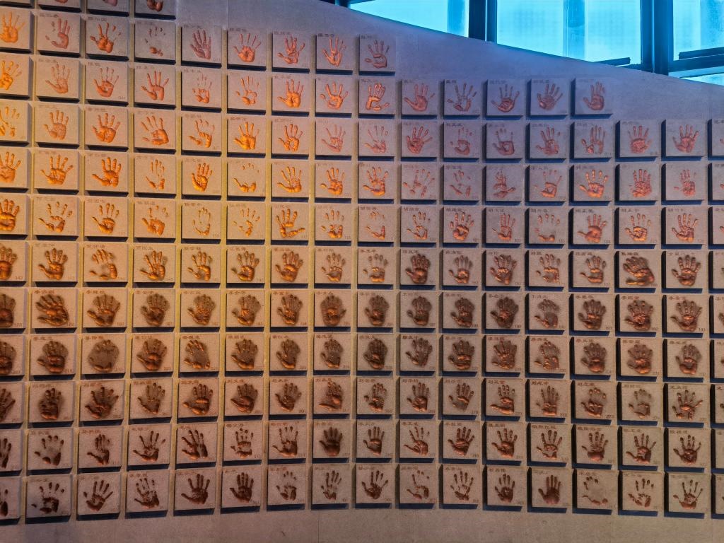 圖為侵華日軍南京大屠殺遇難同胞紀(jì)念館“三個必勝”展廳排列的648個鮮紅的手?。ň植浚?。新華社記者 邱冰清 攝