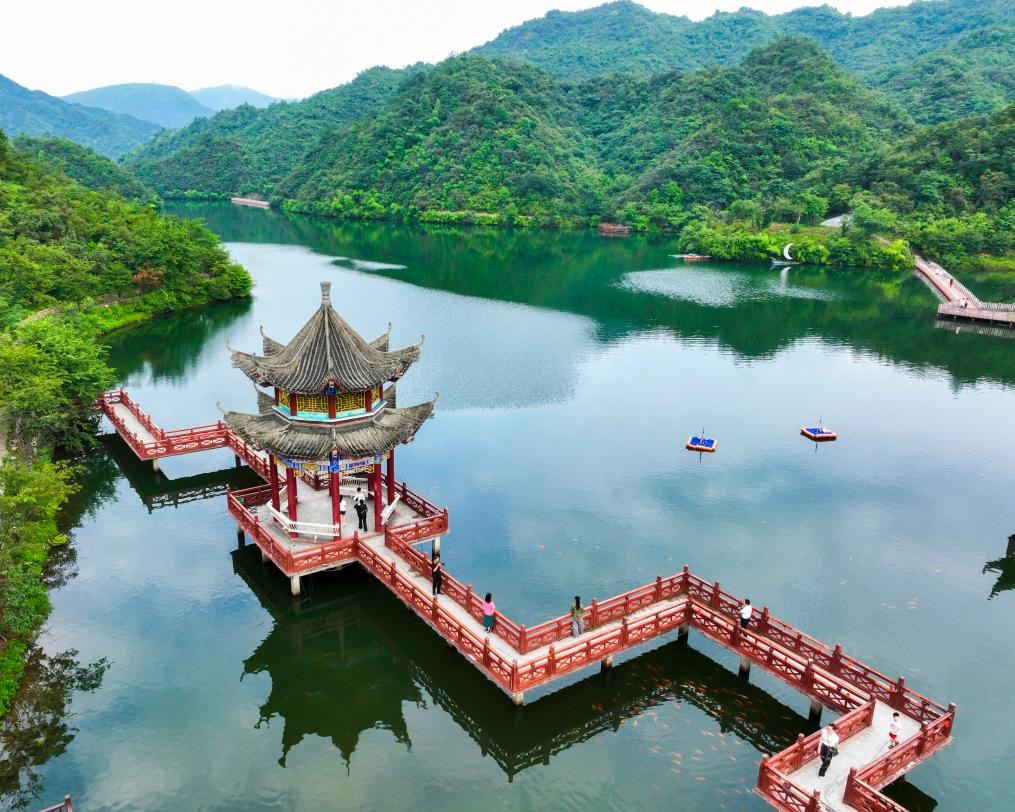 2024年8月11日，游客在湖南省雙牌縣陽明山國家森林公園萬和湖休閑游玩。新華社發(fā)（周秀魚春攝）